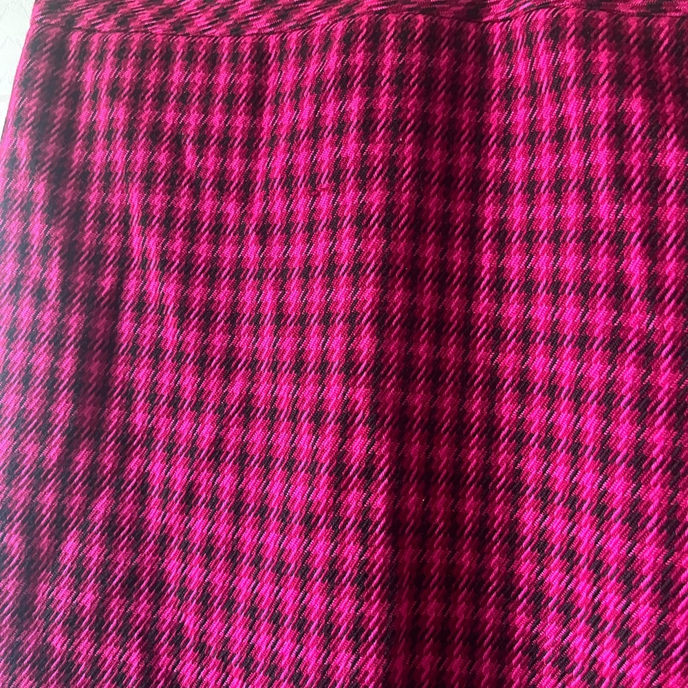 Kate Hill Stylish Pink and Black Houndstooth Skirt - Picture 2 of 6